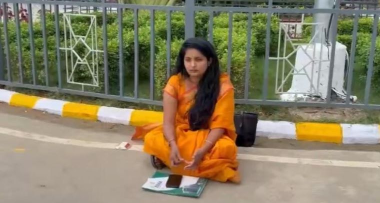 Tech Mahindra Employee Stages Protest Outside Hyderabad Campus Over Alleged Unfair Dismissal